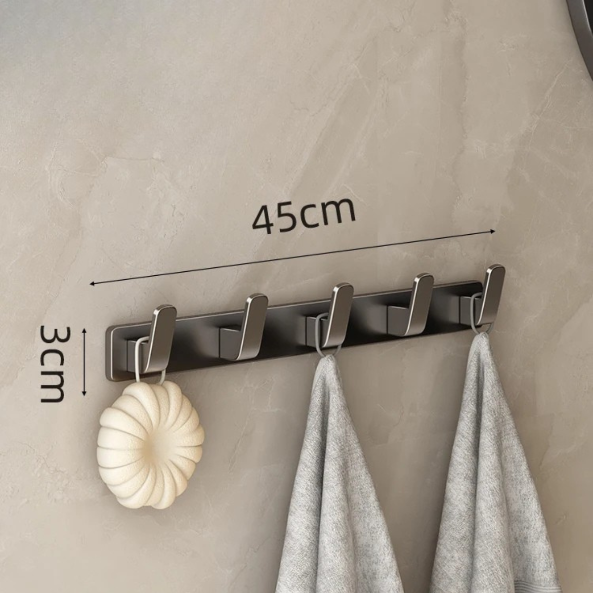 Porte-manteau gris avec crochets en métal léger