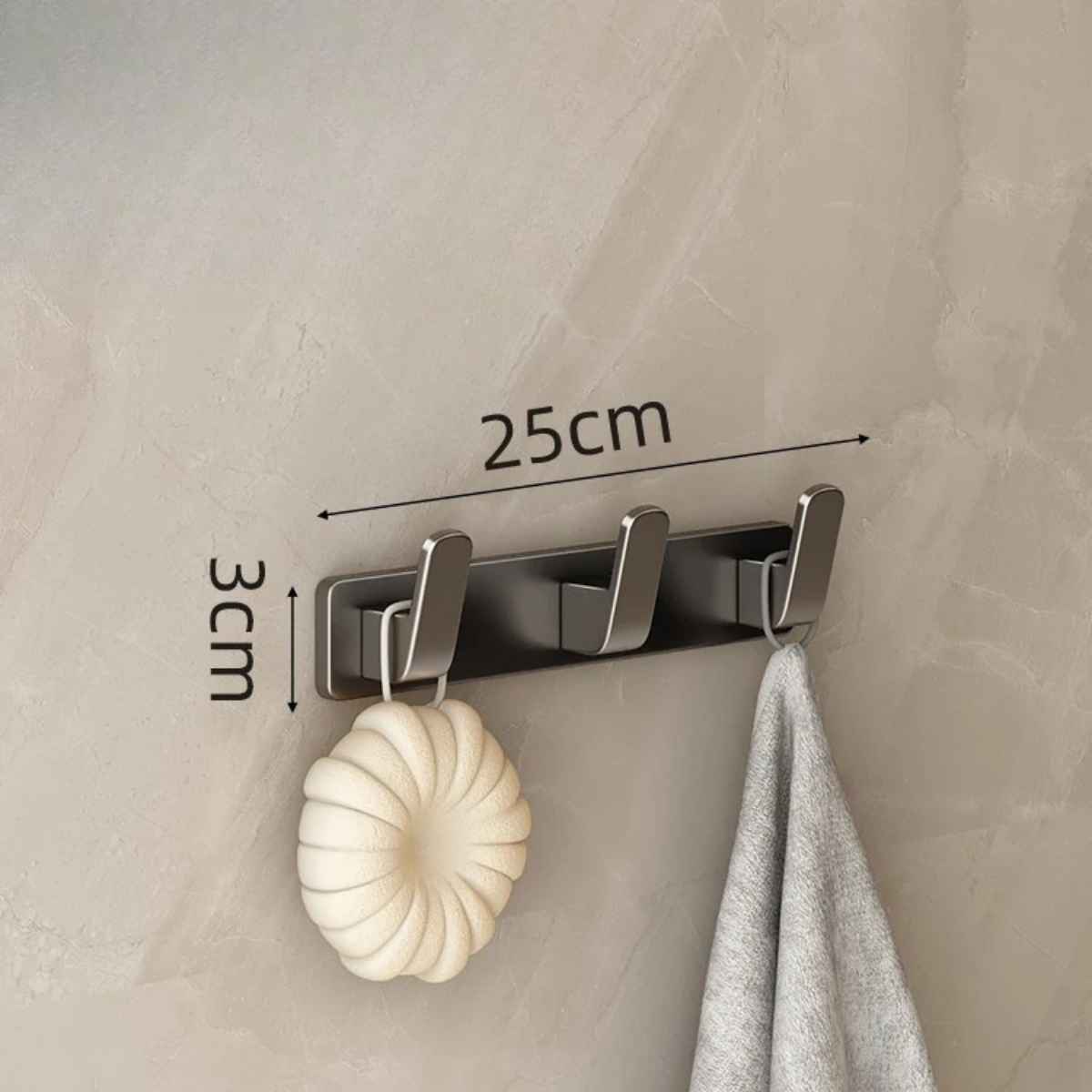Accroche murale avec 3 accroches grises argentées en métal