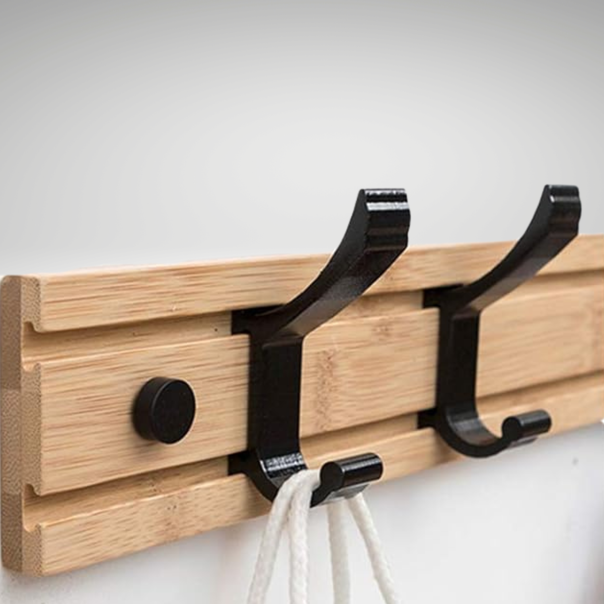 Porte-manteau mural avec 3 crochets glissants noirs sur support en bois nordique