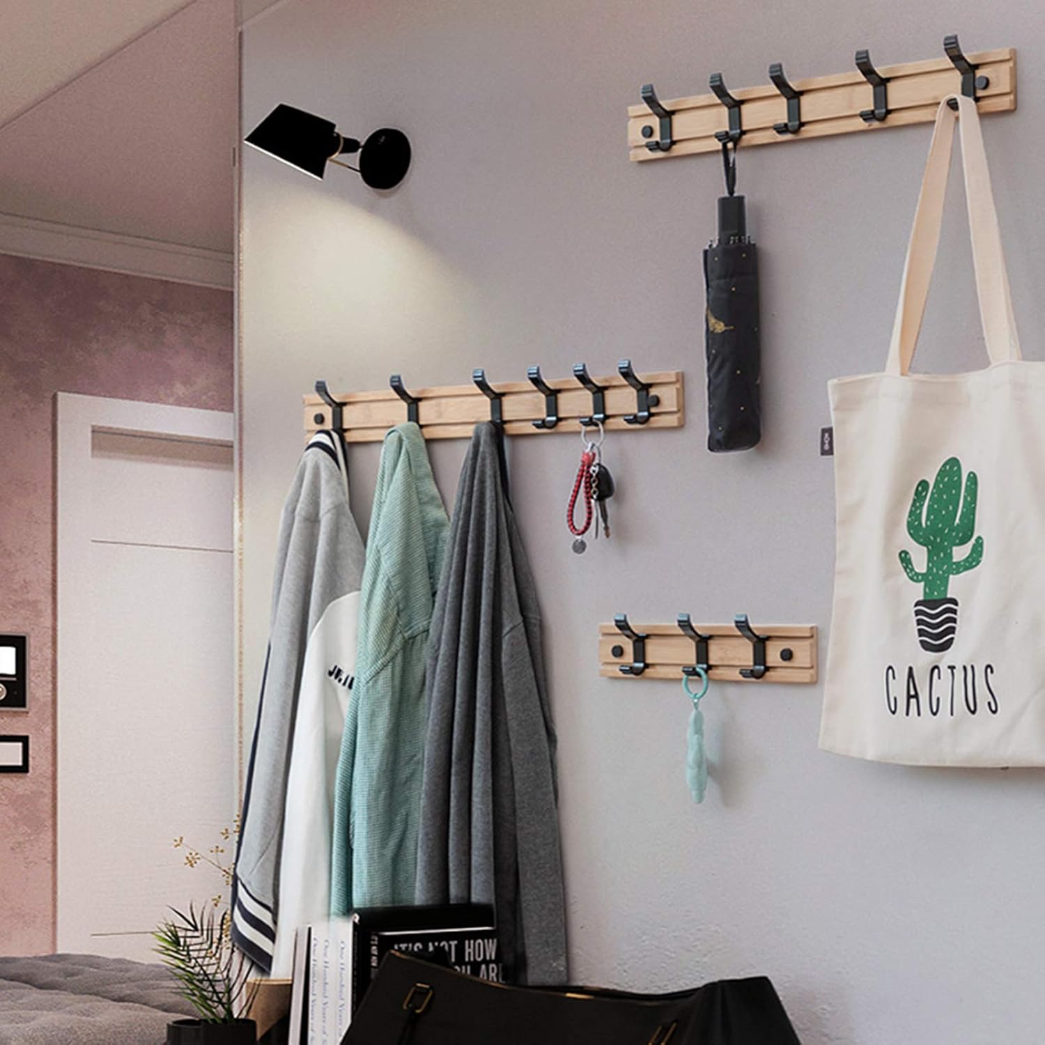 Porte-manteau mural avec 3 crochets glissants noirs sur support en bois nordique