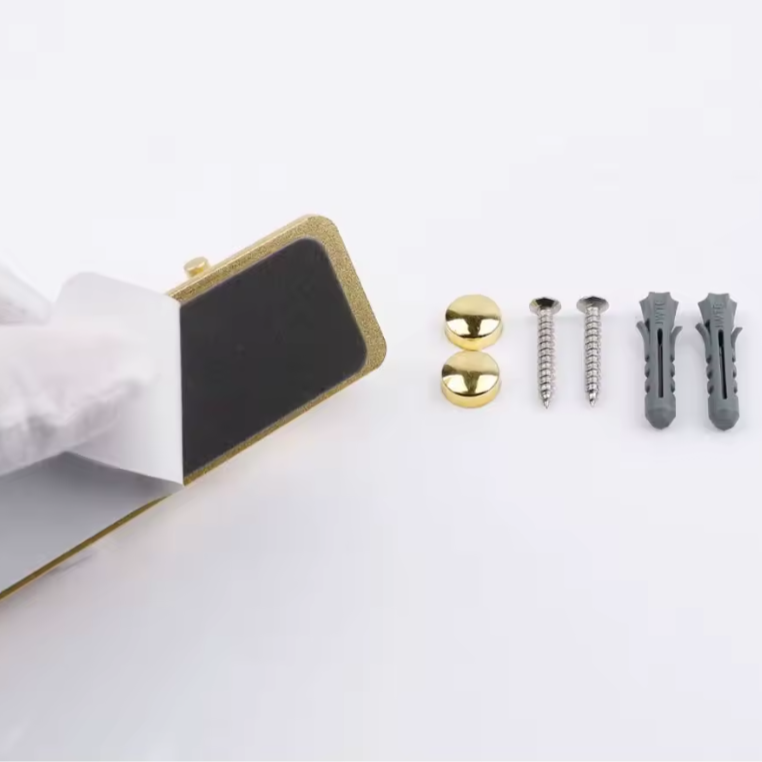 Tringle murale avec 2 crochet Dorée