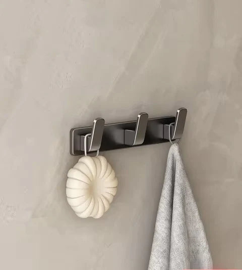 Accroche murale avec 3 accroches grises argentées en métal