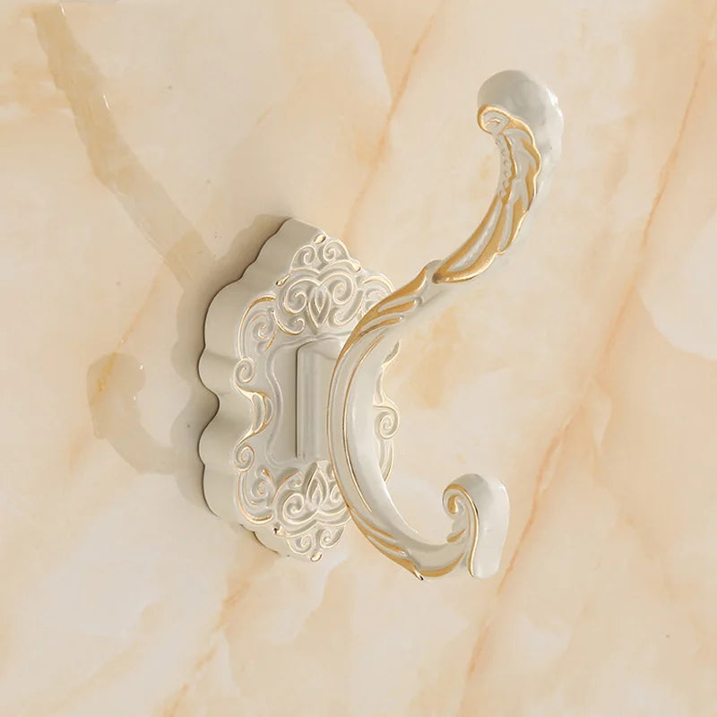 Porte-manteau Style Antique Blanc Avec Gravure en Métal